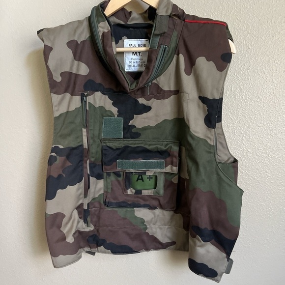 The French Military Flak Vest is an authentic surplus flak vest carrier. - Picture 2 of 12